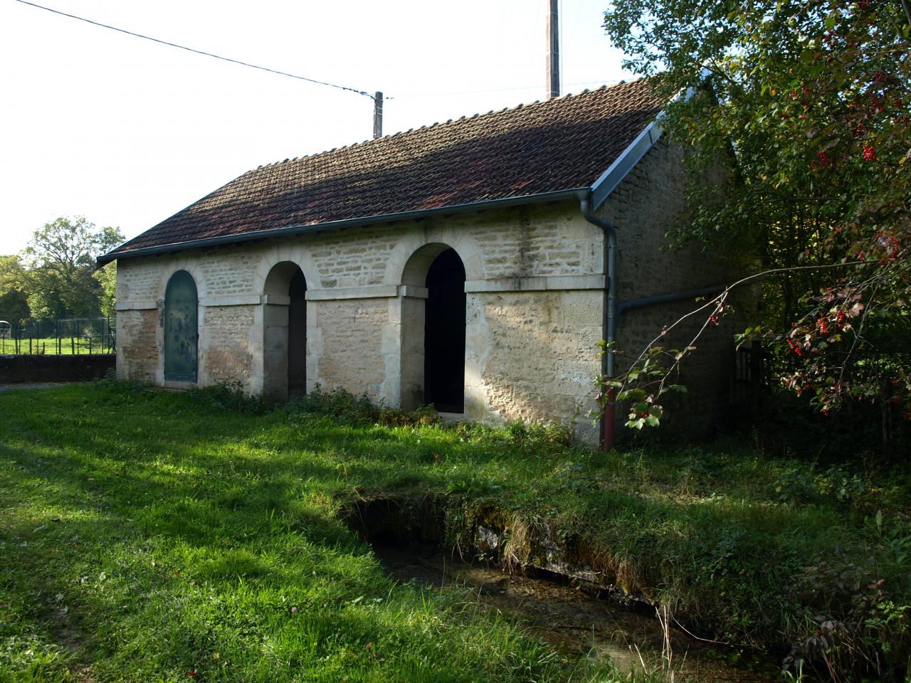 La fontaine près de la source