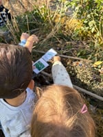 Les élèves explorent la nature dans les jardins.