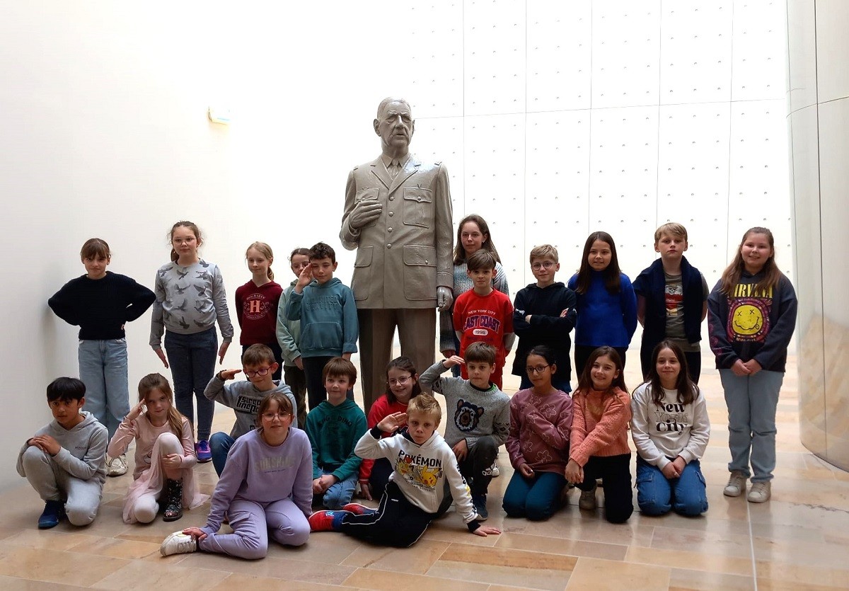 Devant la statue représentant le Général De Gaulle