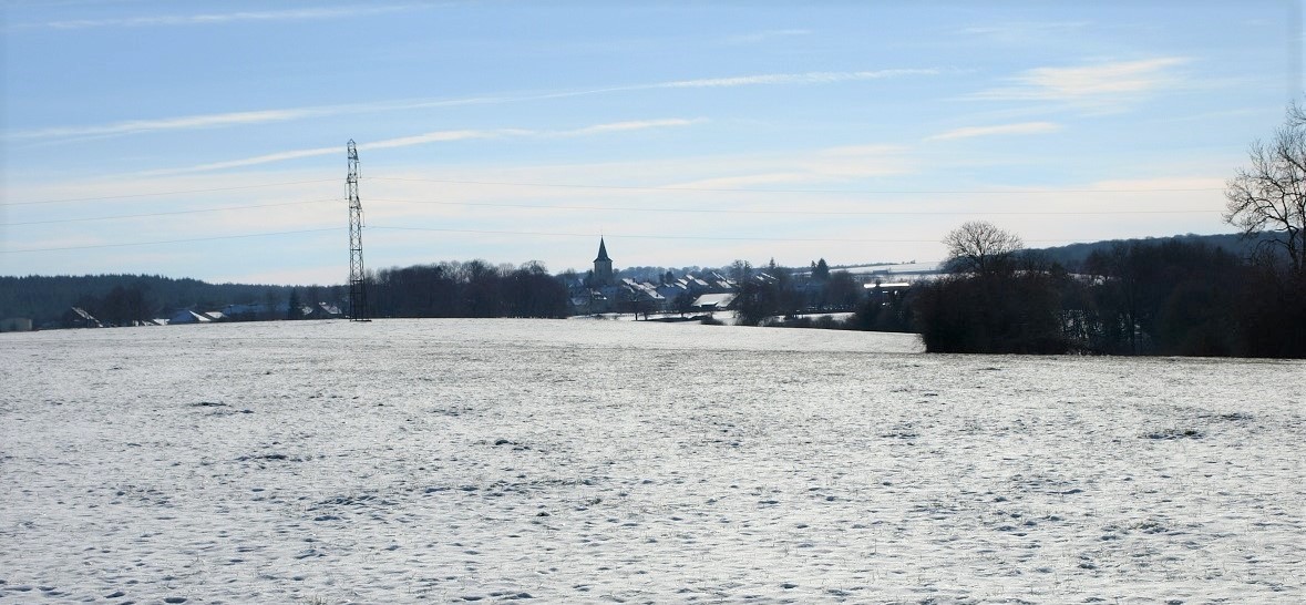 Le village au loin