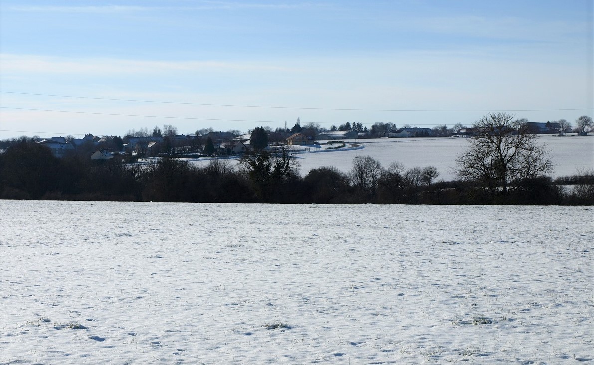 Le village au loin