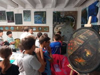 Visite d'un atelier de peinture et son artiste