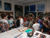 Visite d'un atelier de peinture et son artiste
