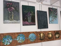 Visite d'un atelier de peinture et son artiste