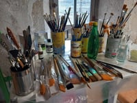 Visite d'un atelier de peinture et son artiste