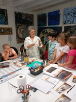 Visite d'un atelier de peinture et son artiste