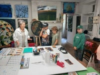 Visite d'un atelier de peinture et son artiste