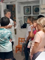 Visite d'un atelier de peinture et son artiste