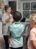 Visite d'un atelier de peinture et son artiste