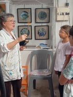 Visite d'un atelier de peinture et son artiste