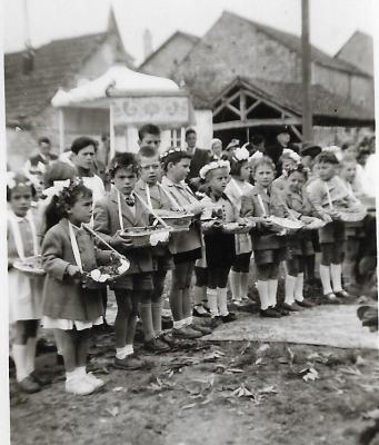 Le jour de la Fête Dieu avec l abbé Tessanne tous les enfants du village participaient en lancant des petales de fleur